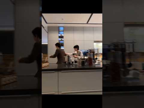 Working must be so much fun, look at them 🤭😌 サムネイル
