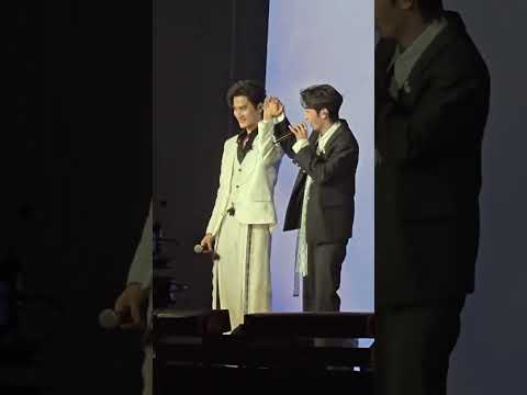 Bro was so happy Peien initiated to holding hands 😂😂 サムネイル