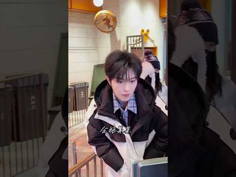 Behind a pretty man, there’s a pretty man too🤭❤️ サムネイル