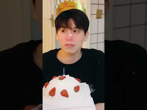 Is anyone having a birthday today? | Jiang Feng & Dong Dong #bl #bltiktok #lgbt #jenvlog - BL Couple サムネイル