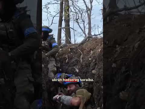 Hangos fegyverropogás közepette a lövészárokban próbálja ellátni sérült bajtársát egy ukrán katona サムネイル