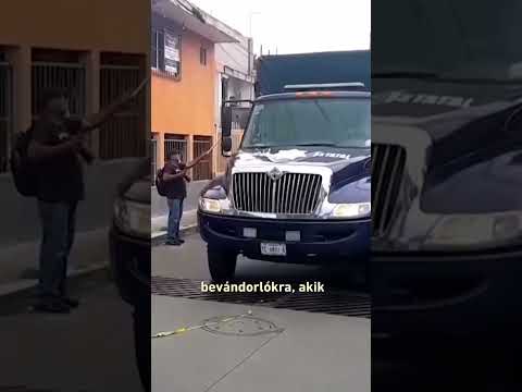 A mexikói hatóságok 229 migránst találtak egy teherautóba zárva Veracruz államban サムネイル