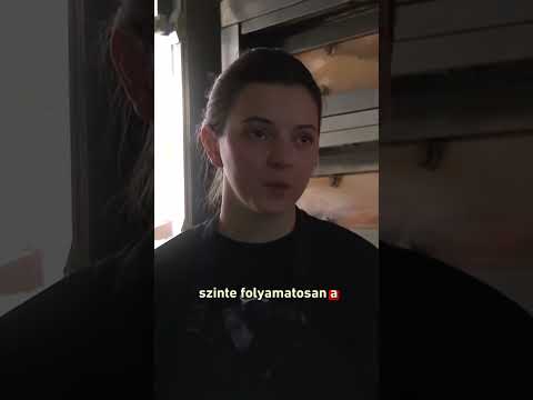 Sötétben világít a telefon vakujával, majd kirohan az utcára #háború #ukrajna サムネイル