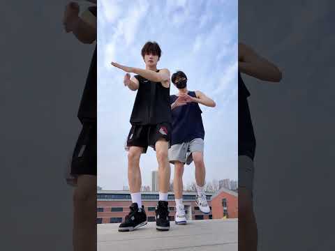 Wearing a basketball jersey right now is super cool! Xiang Cheng Rui & Liu Xiao Xiong #bl #jenvlog サムネイル
