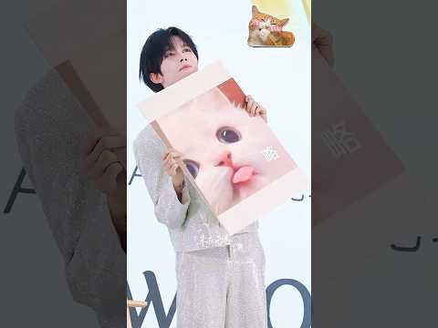 Love how he playing around with the fans 🤏😂😽 サムネイル