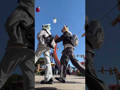 Taking great photos at Disneyland with your partner 💕 | #bl #bltiktok #lgbt #gay - BL Couple サムネイル