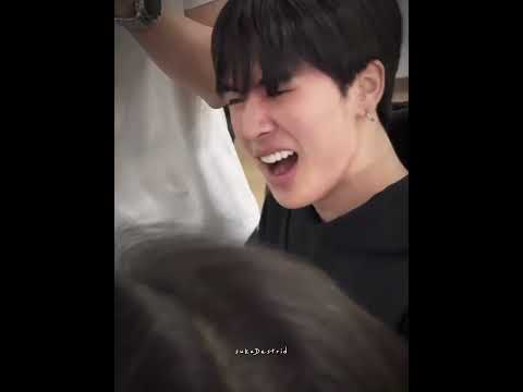 WHATS WRONG WITH THEM😭#williamest #est_rvp #williamjkp #pondphuwin #perthsanta #gmmtv #fyp #blshorts サムネイル