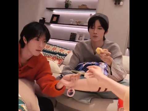 Parents are checking their brand CP gifts, they looks so cute and comfy 🤏🤏💓 サムネイル