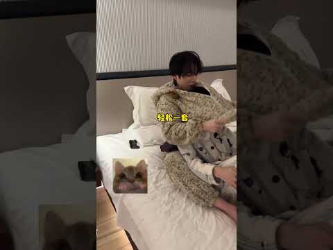 How to get your roommate to hug you all night while sleeping | #bl #lgbt #gay #jenvlog - BL Couple サムネイル