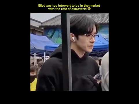 Bro seems scared and want to go home when they were at the market😭🤏 サムネイル