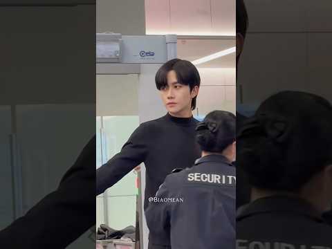 Damn, bro looks so fine here 👄🫦 サムネイル